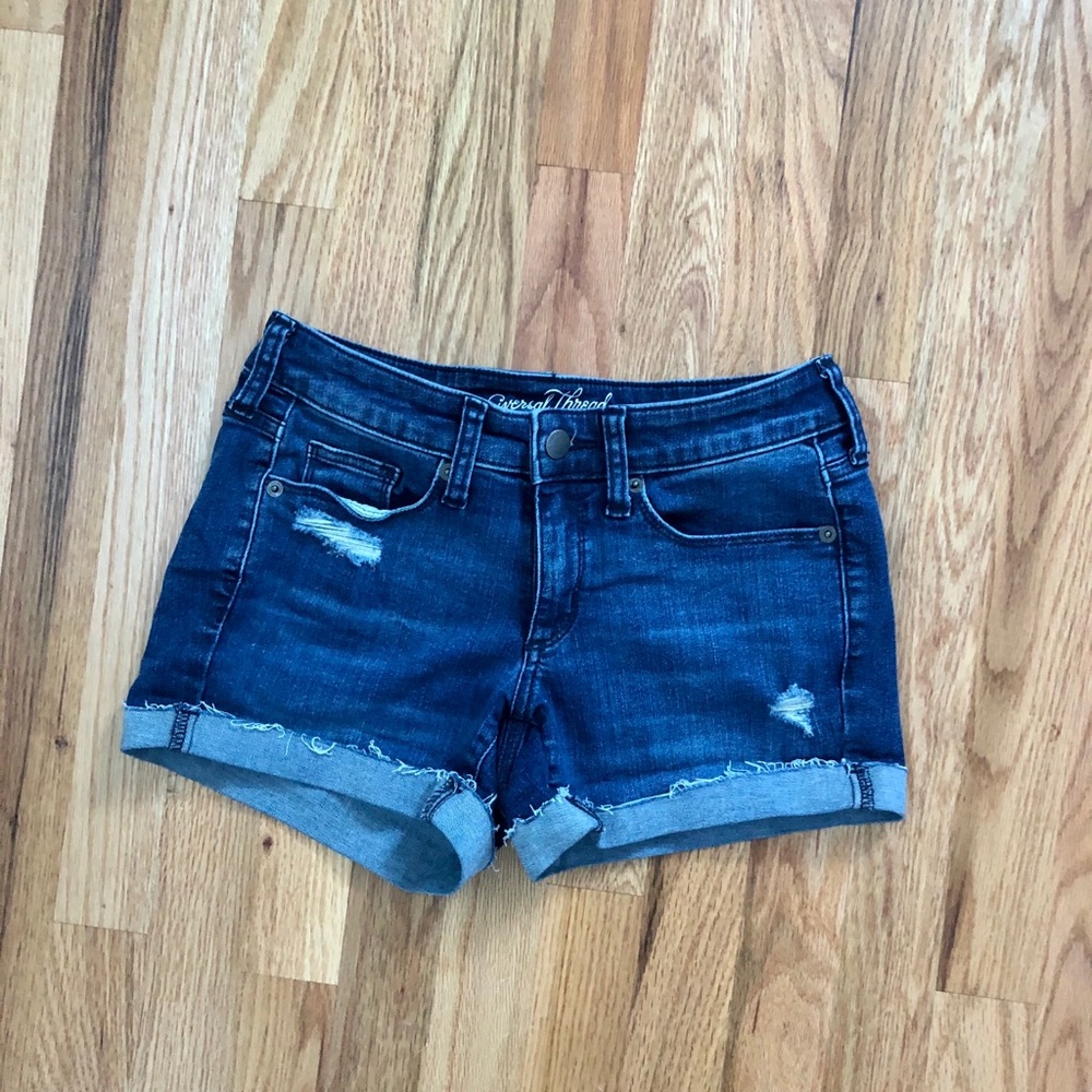 Cute distressed jean shorts 💫